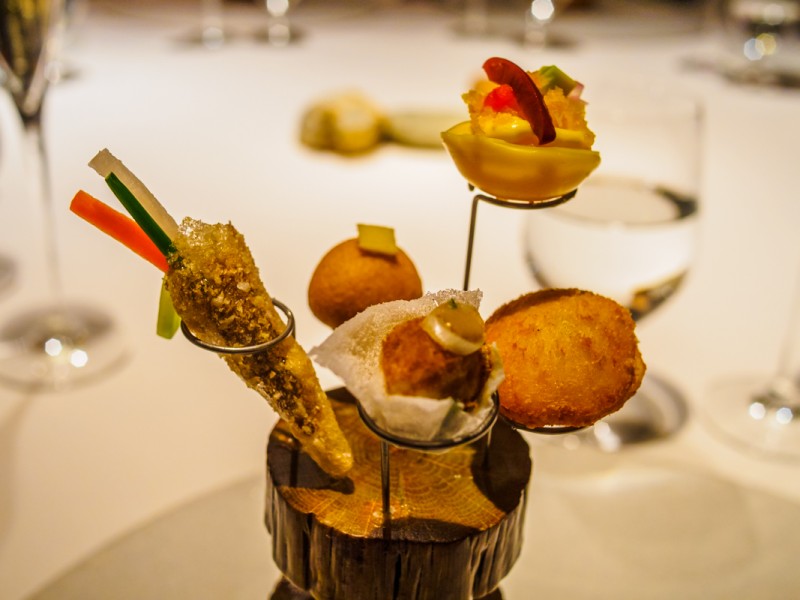 Thailàndia: salsa thai, pollastre, coriandre, coco, curry vermell i llima Japó: crema de miso amb nyinyonyaki Xina: verduretes encurtides amb crema de prunes Perú: causa limeña Corea: pa fregit amb panco i cansalada cuita amb salsa de soja, kimchi i oli de sèsam