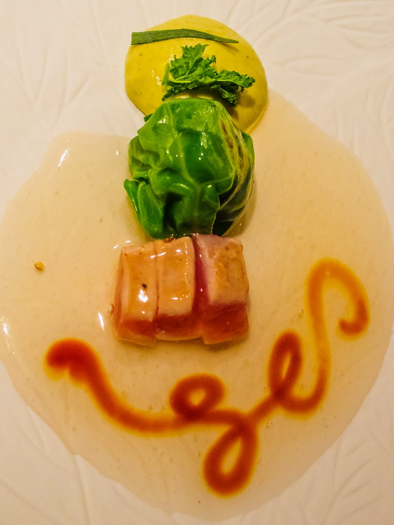 Amanida de perdiu amb col fermentada, col amb oli de beicon i estragó brou de cansalada fumada i escuma d'estragó