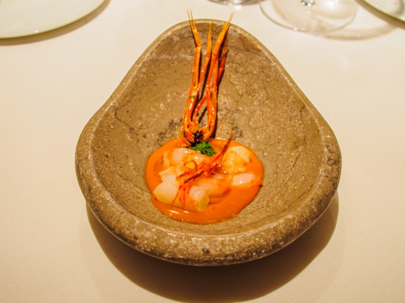 Gamba marinada en vinagre d'arròs suc del cap, potes cruixents, velouté d'algues i pa de fitoplàncton