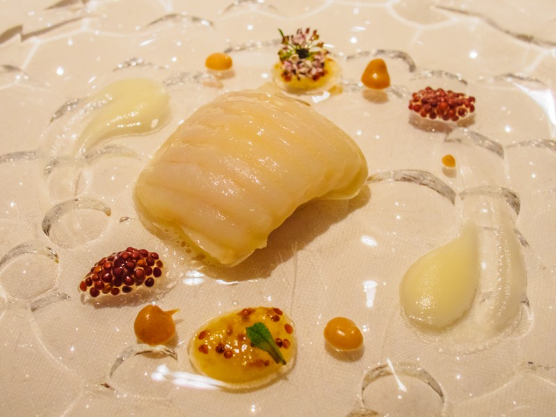 Ratjada confitada amb oli de mostassa mantega noisette, mel, vinagre de chardonnay, bergamota, mostassa aromatitzada i avellana fumada